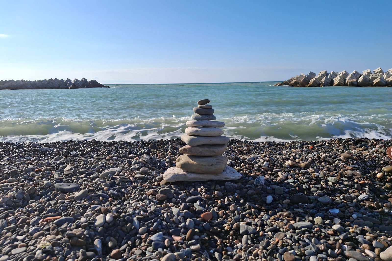 Kamienie ułożone na plaży