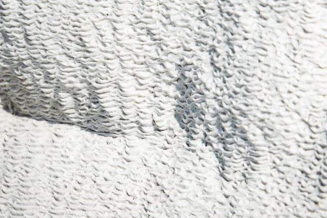 Biała mineralna faktura