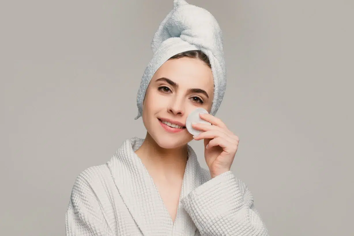 Kobieta wykonuje zimową pielęgnację twarzy